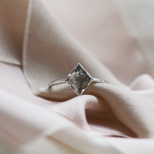 Zlatý prsten s diamantem ve velmi originálním osazení ERICA