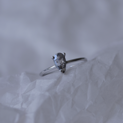 Zlatý prsten s diamantem salt and pepper ESSO