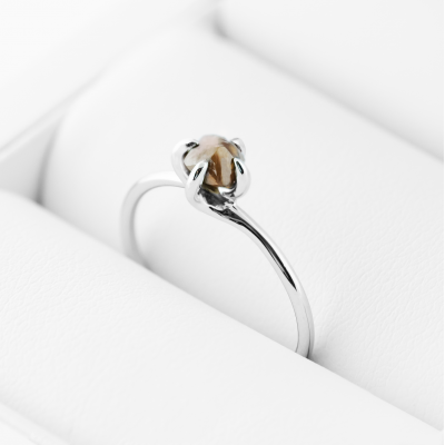 Okouzlující prsten z bílého zlata se surovým diamantem 0.63 Ct FIONA