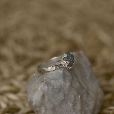 Gold ring with raw diamond GONI