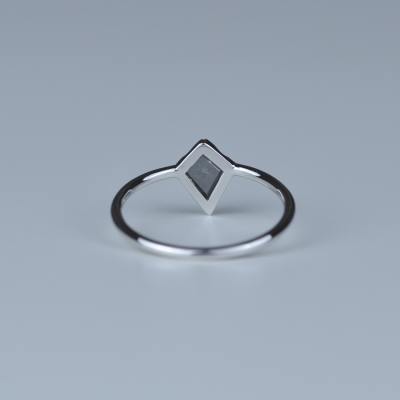 Zlatý prsten s diamantem 0.89ct ve velmi originálním osazení JANE