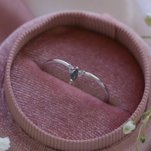 Minimalistický prsten se salt and pepper diamantem a dvěma malými diamanty JANIS