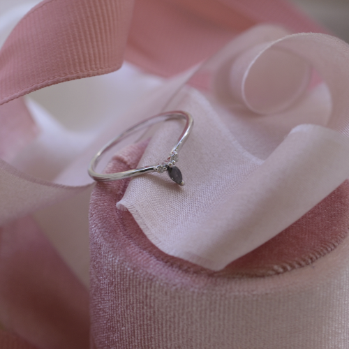 Minimalist ring with salt and pepper diamond and two small diamonds JANIS