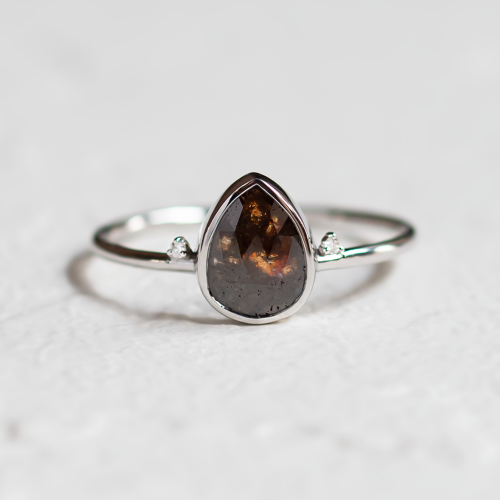 Zlatý prsten se salt and pepper diamantem a postranními diamanty KERRI