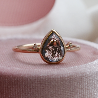 Zlatý prsten se salt and pepper diamantem a postranními diamanty KERRI