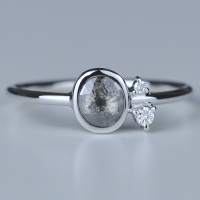 MELISSA gold ring with salt and pepper diamond