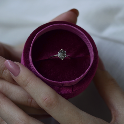 Zlatý prsten s oválným salt and pepper diamantem OLLY