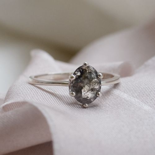 Zlatý prsten s oválným salt and pepper diamantem OLLY