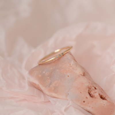 Zlatý minimalistický prsten s diamanty salt and pepper OLU