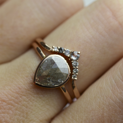 Salt and pepper curved ring WENDY
