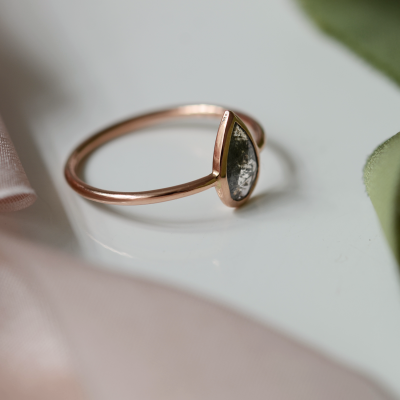 Minimalistický prsten ze zlata s diamantem salt and pepper REED