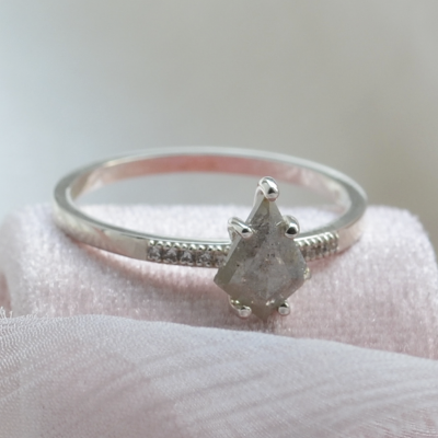 Zlatý prsten s exkluzivním salt´n´pepper diamantem ROXANE