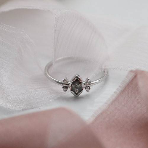 Zlatý prsten s diamantem salt and pepper 0.2ct SABI