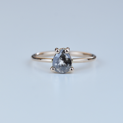 TERRI gold ring with salt and pepper diamond