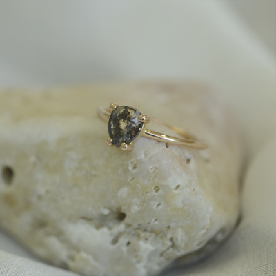 TERRI gold ring with salt and pepper diamond