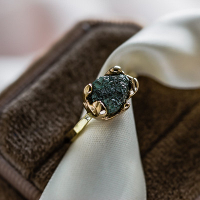 Gold ring with raw diamond VITA