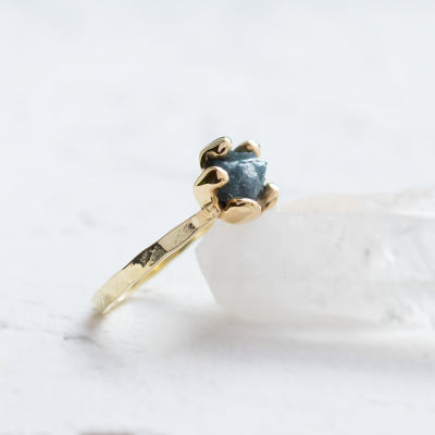 Gold ring with raw diamond VITA