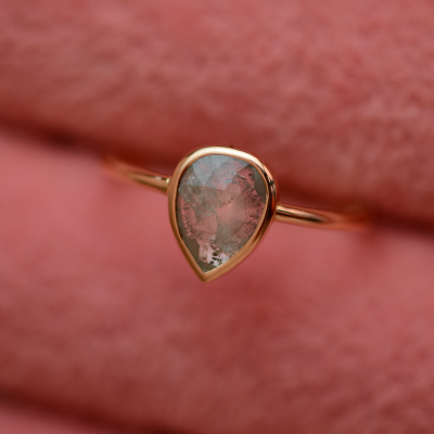 XENIA gold ring with salt and pepper diamond