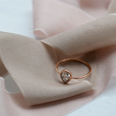 Minimalistický prsten ze zlata s diamantem salt and pepper XENIA