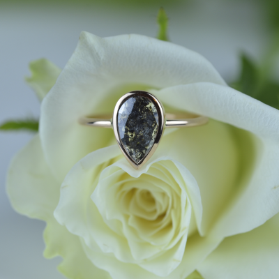 XENIA gold ring with salt and pepper diamond