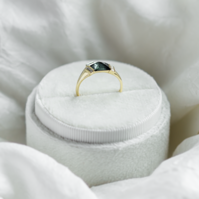 Original ring with asymmetric sapphire and baguette moissanites AGATHA