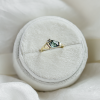 Original ring with asymmetric sapphire and baguette moissanites AGATHA