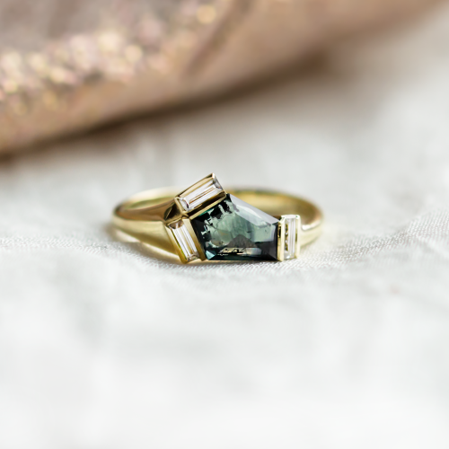 Originální prsten s asymetrickým safírem a baguette moissanity AGATHA