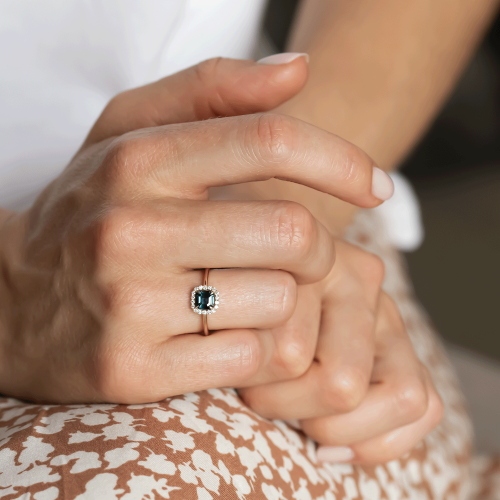 Originální zásnubní prsten s teal asscher safírem a diamanty AUBREY