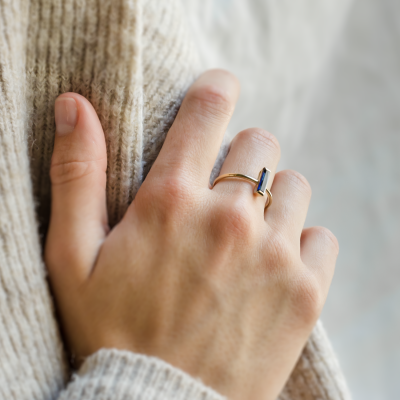 Gold ring with blue sapphire AZUL