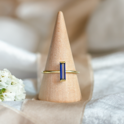 Gold ring with blue sapphire AZUL