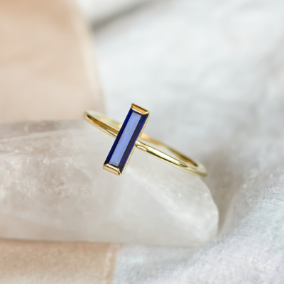 Gold ring with blue sapphire AZUL