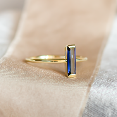 Gold ring with blue sapphire AZUL