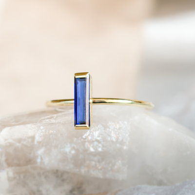 Gold ring with blue sapphire AZUL