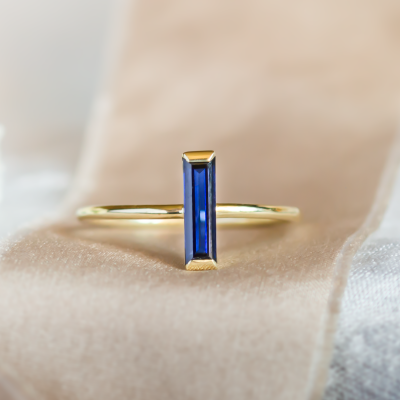 Gold ring with blue sapphire AZUL