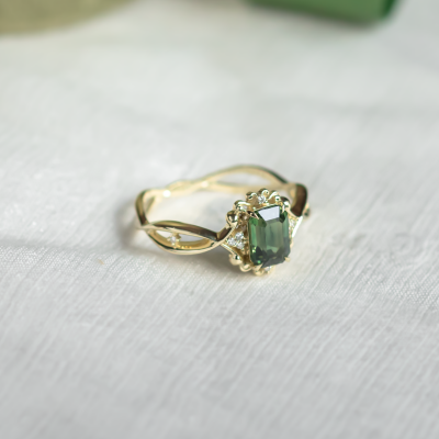 Unique vintage gold ring with green sapphire and diamonds BAROQUE