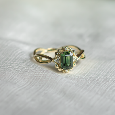 Unique vintage gold ring with green sapphire and diamonds BAROQUE