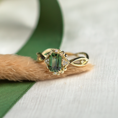 Unique vintage gold ring with green sapphire and diamonds BAROQUE