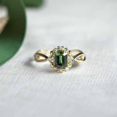 Unique vintage gold ring with green sapphire and diamonds BAROQUE