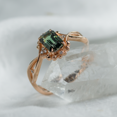 Unique vintage gold ring with green sapphire and diamonds BAROQUE