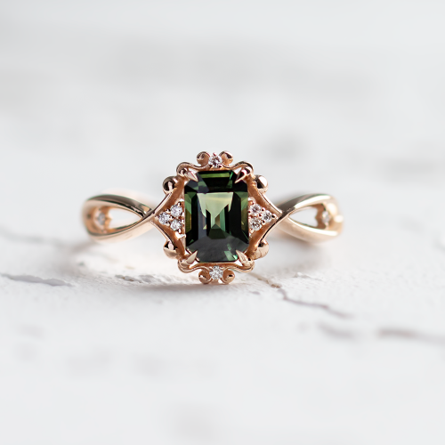 Výrazný zlatý vintage prsten se zeleným safírem a diamanty BAROQUE
