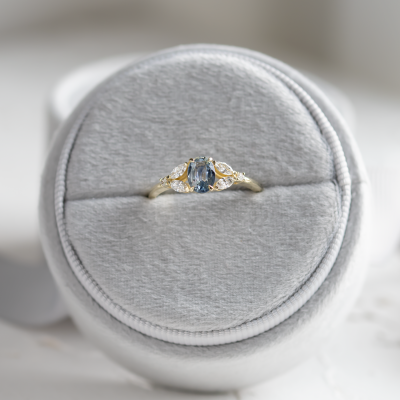 Oval sapphire ring with diamonds CADETIE