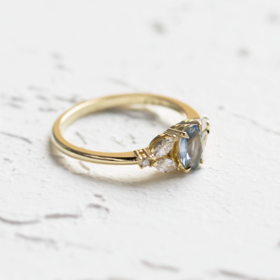 Oval sapphire ring with diamonds CADETIE