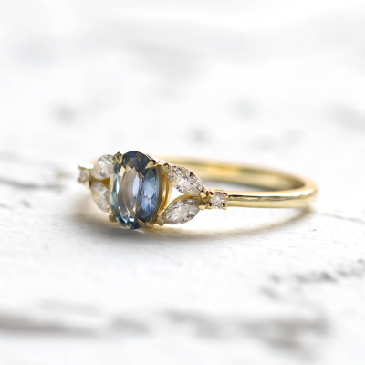 Oval sapphire ring with diamonds CADETIE