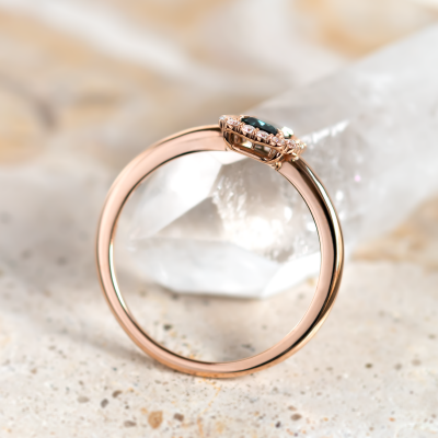 Halo zlatý prsten s teal baguette safírem a diamanty CELADON