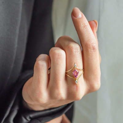 Zlatý split shank prsten s růžovým safírem a diamanty CHARAYA