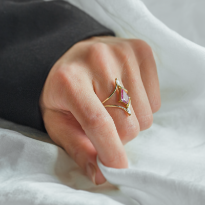 Zlatý split shank prsten s růžovým safírem a diamanty CHARAYA