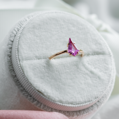 Gold ring with pink sapphire CODY