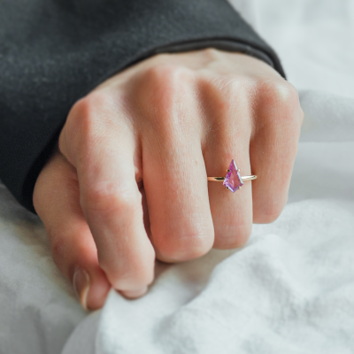 Zlatý prsten s růžovým safírem CODY