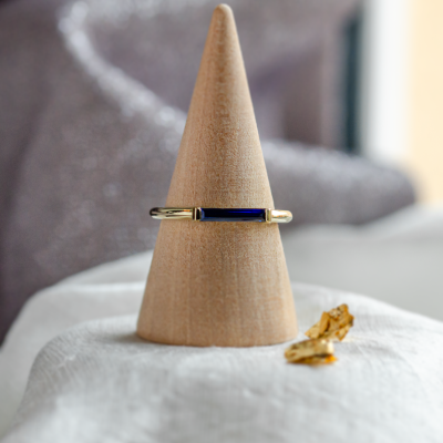 Gold ring with laboratory sapphire in baguette shape CYNTHIA