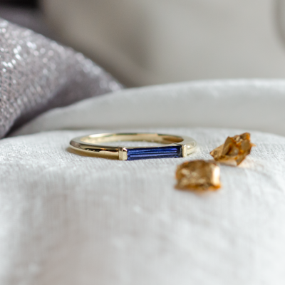 Zlatý prsten s laboratorním safírem v baguette tvaru CYNTHIA